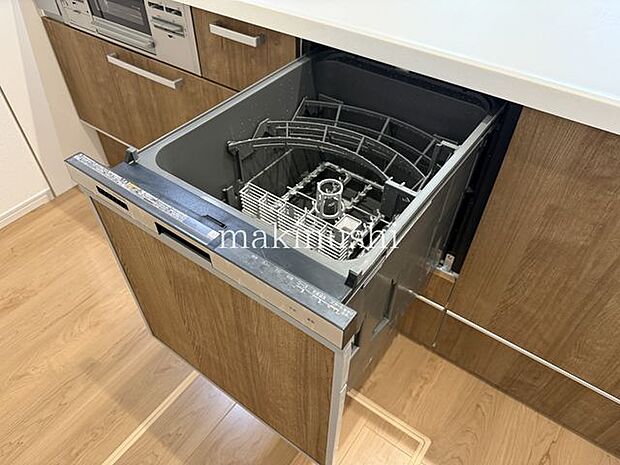 キッチン食器洗い乾燥機付きのキッチンで、食後の片付けもラクラク。家事の負担を軽減し、空いた時間はご家族との団らんや趣味の時間など、ゆとりある暮らしを楽しめます。