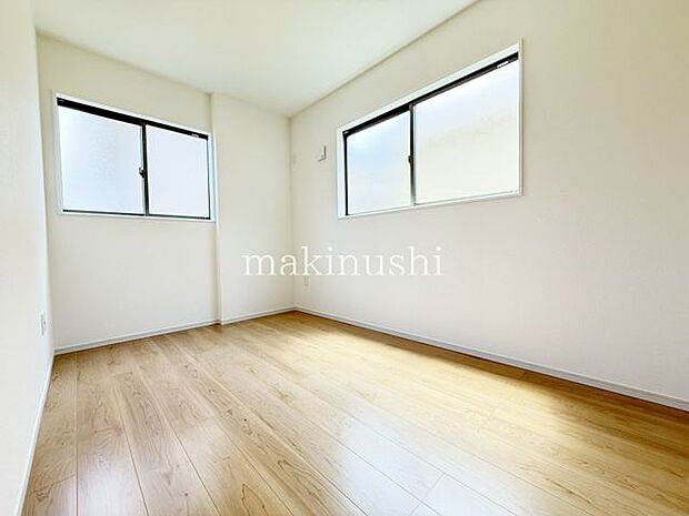 子供部屋　約5.0帖全室フローリング仕様で、お手入れしやすい住まい。日々のお掃除もモップなどでサッと済ませることができ、忙しい毎日でも清潔で快適な空間を保ちやすい仕様です。