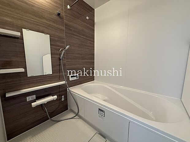 浴室ユニットバスは、お手入れのしやすさに配慮した仕様。毎日のお掃除もラクになり、快適なバスタイムを実現します。断熱性・保温性にも優れ、ご家族みんなが心地よく使える主婦目線の浴室です。
