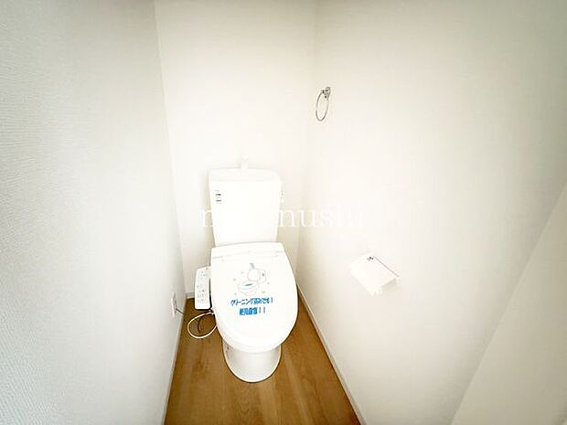 トイレトイレは1階・2階の2か所に設置。朝の忙しい時間帯や来客時にも便利で、ご家族が快適にお使いいただけます。生活動線にも配慮した、使い勝手の良い住まいです。