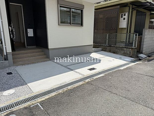 駐車場前面道路との高低差が少なく、車の出し入れもスムーズ。毎日の駐車がしやすく、荷物の積み下ろしやお子様の乗り降りにも配慮された、安心で暮らしやすい住環境です。