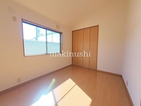 子供部屋　約6.0帖クローゼット付きのお部屋で、衣類や小物をすっきり収納できます。お部屋を広く有効活用でき、快適な居住空間を保てます。収納力があり、整理整頓しやすい便利な住まいです。
