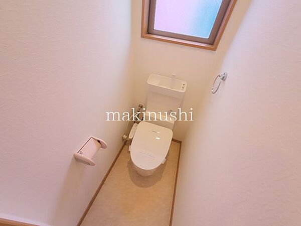 トイレ1階と2階の両方にトイレを設置しています。忙しい朝の時間帯にも便利で、夜中のご使用時も階段の上り下りが不要。ご家族みんなが快適に暮らせる嬉しい設備です。