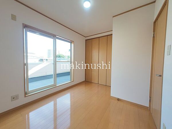 子供部屋　約5.5帖洋室約5.5帖の子供部屋は、バルコニーに面した明るく開放感のあるお部屋です。自然光が入りやすく、勉強机やベッドなども配置しやすい広さ。お子様の成長に合わせてレイアウト自由自在