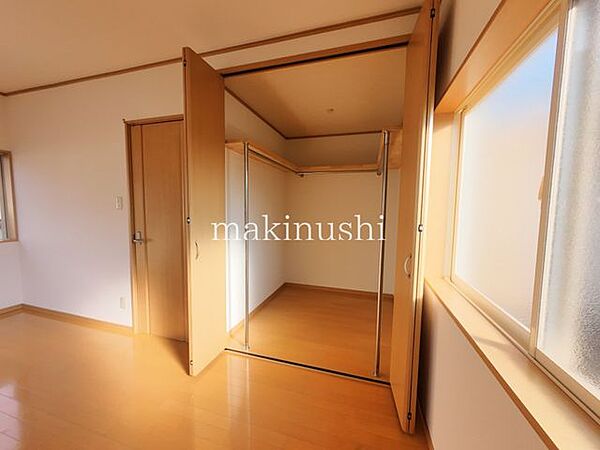 寝室　約7.5帖洋室約7.5帖の寝室には、便利なウォークインクローゼットを備えています。衣類やバッグなどをたっぷり収納でき、お部屋をすっきり保てます。ゆとりある空間です