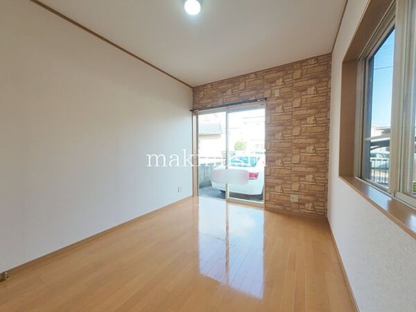 洋室　約6.0帖二面採光のお部屋は、2方向から自然光を取り込めるため、明るく開放感のある空間です。風通しも良く、心地よい室内環境を実現。時間帯によって異なる陽光を感じられる快適なお部屋です。