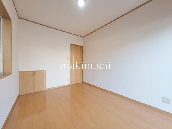 ホールゆとりのあるホールは、各居室への動線が考えられた使いやすい空間です。家族が毎日行き交う場所だからこそ、明るく快適に過ごせる設計。収納やインテリアの工夫も楽しめるスペースです。