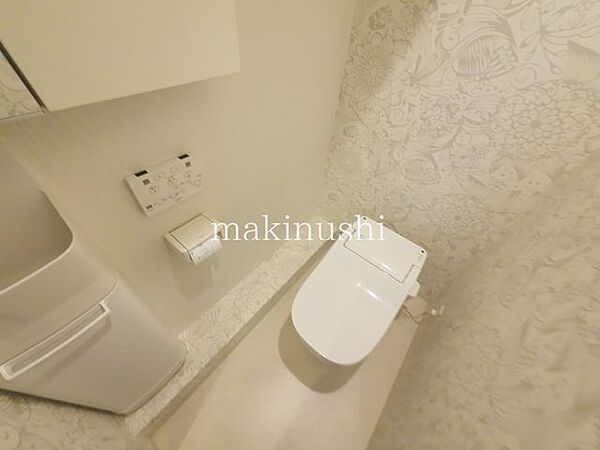 トイレスッキリとしたフォルムのタンクレストイレを採用。圧迫感が少なく、空間を広く見せてくれます。凹凸が少ないためお掃除もしやすく、清潔で快適なトイレ空間を保てます。