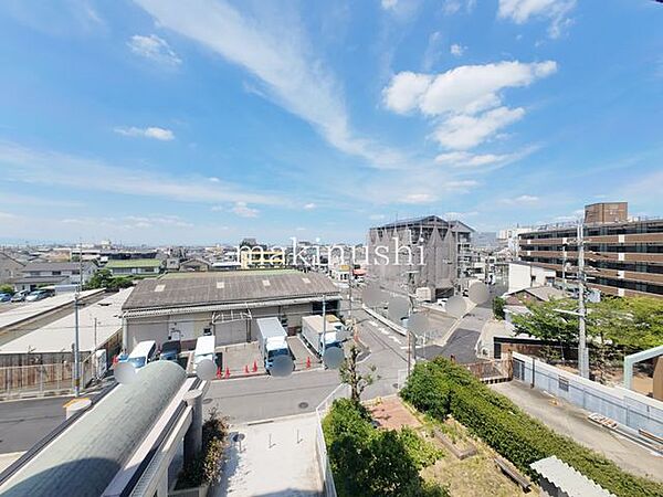 眺望ハイネス鳳の最上階・南東角部屋。日当たり・通風ともに良好で、明るく快適な住空間が魅力です。現況空家のため、室内をゆっくりご見学いただけます。ぜひ現地でご体感ください。
