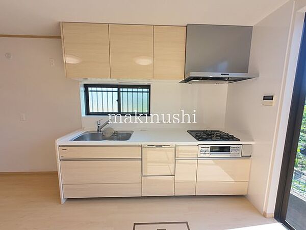 キッチンシステムキッチンを採用した使いやすいキッチンスペース。収納力もあり、調理器具や食器をすっきり整理できます。快適で機能的な毎日の料理をサポートします。