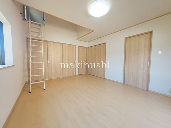 寝室　約10.0帖ロフト付きのお部屋で、空間を有効活用できる魅力的な間取りです。収納スペースや趣味の場所など、多目的に利用でき、お部屋を広々と使えます。開放感のある快適な住空間を実現します。