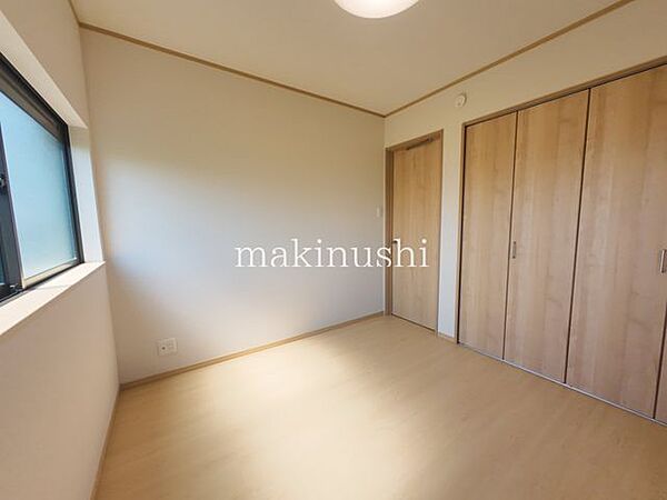 子供部屋　約4.5帖約4.5帖の子ども部屋は、クローゼット付きで衣類や学用品をすっきり収納できます。ベッドやデスクも配置しやすく、お子さまの成長に合わせて快適に使える、機能性の高い空間です。