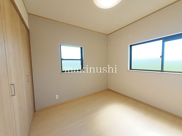 子供部屋　約4.5帖二面採光のお部屋で、自然光をたっぷり取り込める明るく開放的な空間です。風通しも良く、心地よい空気が広がります。快適で爽やかな毎日を過ごせる、居心地の良いお部屋です。