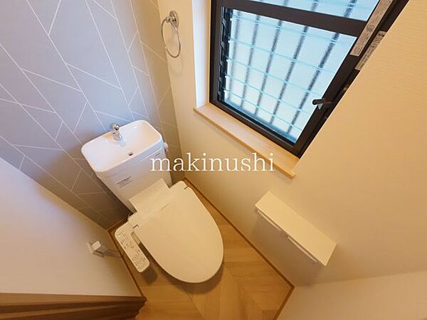 トイレ快適な温水洗浄便座付きのトイレです。清潔感のある空間で、毎日気持ちよく使用できます。使いやすさにも配慮された、快適な暮らしを支える設備です。