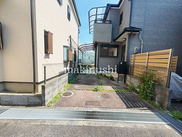 駐車場前面道路との高低差がなく、スムーズに車の出し入れができる安心の環境です。毎日の駐車も快適に行え、荷物の積み下ろしやお出かけの際にも便利な住まいです。