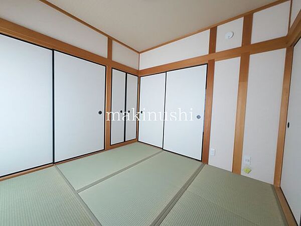 和室　約4.5帖1階部分には和室約4.5帖を配置。落ち着いた雰囲気でくつろぎの空間として利用できます。客間やお昼寝スペース、お子様の遊び場など、多用途に活用できる便利なお部屋です。