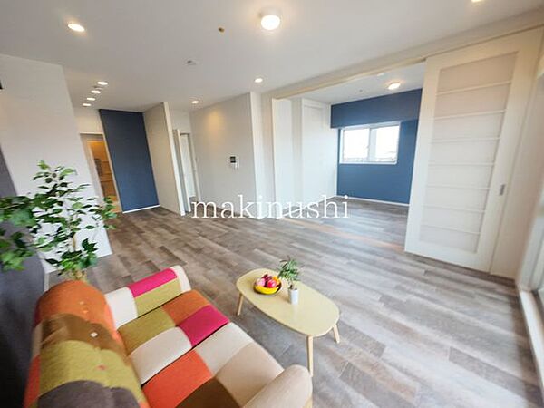 LDK　約15.2帖角部屋ならではの開放感が魅力のお部屋です。窓が多く自然光を取り込みやすいため、明るく風通しの良い快適な住空間を実現。プライバシー性にも配慮された、心地よい暮らしを楽しめます。