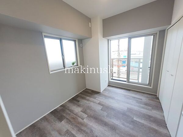 子供部屋　約5.2帖二面採光を取り入れた明るく開放感のあるお部屋です。自然光が入りやすく、風通しも良好。心地よい陽当たりと爽やかな空気を感じながら、快適な時間を過ごせる空間です。