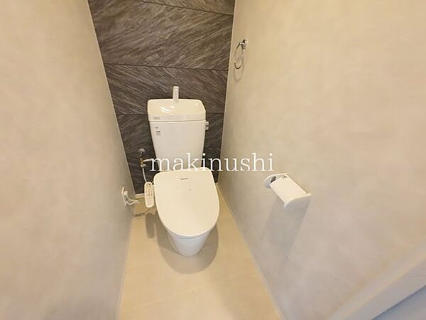 トイレ快適な温水洗浄便座付きのトイレを採用。毎日使う場所だからこそ、清潔感のある心地よい空間に。機能性にも優れ、快適にご利用いただけます。お手入れもしやすい嬉しい設備です。