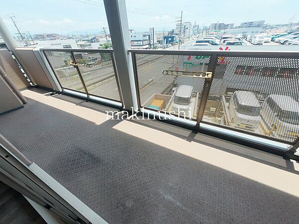 バルコニー角部屋ならではの魅力、開放感のあるひきまわしバルコニー付きのお部屋です。複数の方向から光や風を取り込みやすく、明るく快適な住空間を実現。心地よい暮らしを楽しめる住まいです。