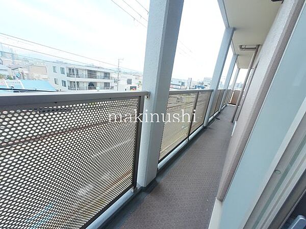 バルコニー日当たり・通風に恵まれた快適なお部屋です。自然光がたっぷり差し込み、爽やかな風が通り抜ける心地よい空間。明るく開放感のある住まいで、毎日の暮らしを快適に彩ります。
