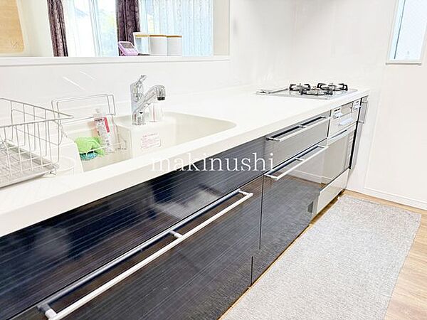 キッチン約18.7帖の広々LDKには、使い勝手の良いシステムキッチンです。南向きの明るいリビングと一体感があり、ご家族との会話を楽しみながら料理ができる快適な住空間です。