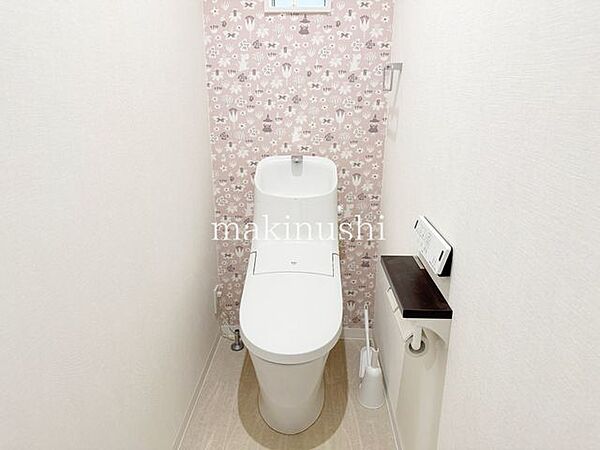 トイレ快適な温水洗浄便座付きのトイレを採用。毎日使う場所だからこそ、清潔で心地よく利用できるのは嬉しいポイントです。快適性と機能性を兼ね備えた、暮らしに嬉しい設備です。