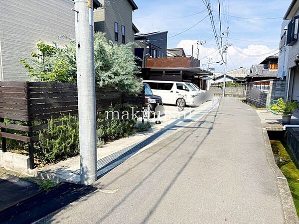 前面道路含む外観茨木市郡4丁目は、落ち着いた住宅街が広がる閑静なエリアです。周辺には生活利便施設が揃い、毎日のお買い物にも便利。公園なども身近にあり、子育て世帯から幅広い世代まで暮らしやすい住環境