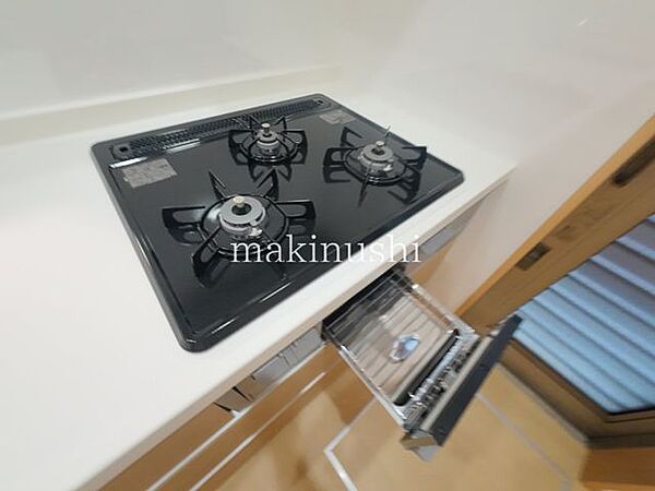 キッチン三口コンロを採用し、煮込み料理や炒め物など複数の調理を同時に進められます。忙しい毎日の料理時間を効率よくサポートし、手際よくお料理を楽しめる便利な設備です。