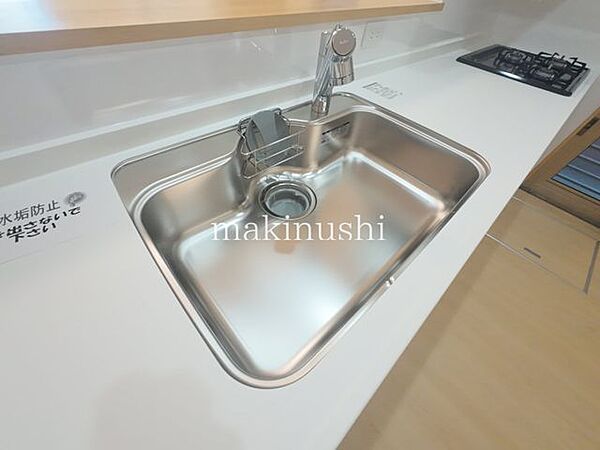 キッチン広々としたシンクを備え、洗い物や大きな調理器具のお手入れもスムーズに行えます。使いやすさにこだわったキッチンで、毎日の料理を快適にサポートします。