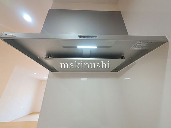 キッチン臭いや煙をしっかり吸い込むレンジフード付きのキッチンです。調理中の気になる臭いを軽減し、快適で清潔なキッチン空間を保ちます。毎日の料理を心地よく楽しめます。