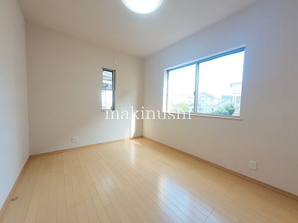 子供部屋　約6.0帖全室フローリング仕様で、お掃除のしやすさが魅力です。ちょっとした汚れもモップや掃除機で手軽にお手入れでき、清潔で快適な住空間を保てます。