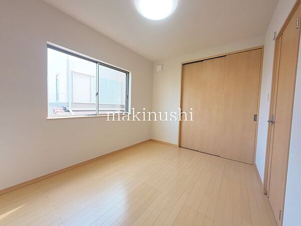 子供部屋　約60帖二面採光のお部屋で、自然光がたっぷり入り明るく開放感のある空間です。風通しも良く、心地よい室内環境を保てます。毎日の暮らしを快適に彩る魅力的な居室です。