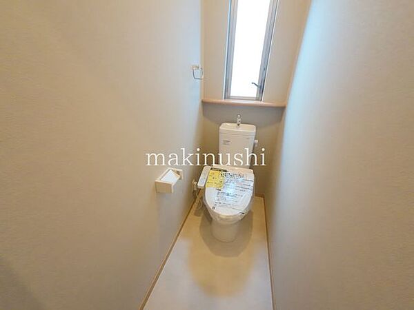 トイレ快適な温水洗浄便座付きのトイレを採用しています。清潔感のある空間で、毎日気持ちよくお使いいただけます。使いやすさと快適性を兼ね備えた設備です。