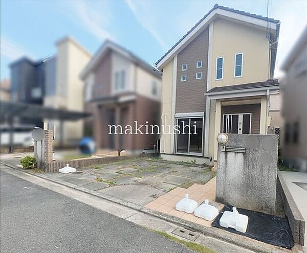前面道路含む外観洗練された街並みが広がる落ち着いた住宅地に佇む住まいです。周辺環境にも恵まれ、穏やかで快適な暮らしを実現できる、魅力あふれるロケーションです。
