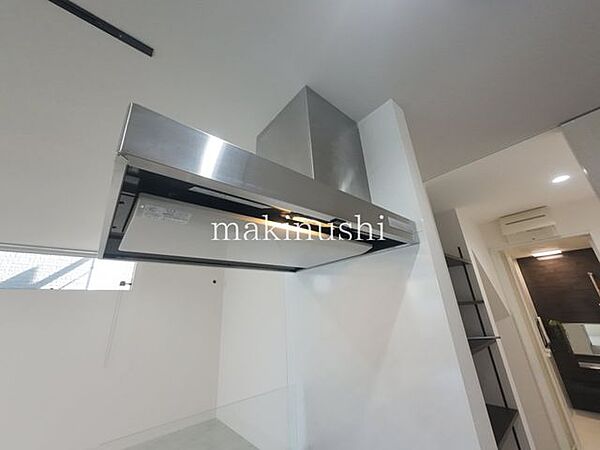 キッチン静かなシロッコファン搭載のキッチンです。煙やニオイをしっかり集めて効率よく換気でき、快適な調理環境をサポートします。お手入れもしやすく、毎日の家事負担を軽減してくれる嬉しい設備です。