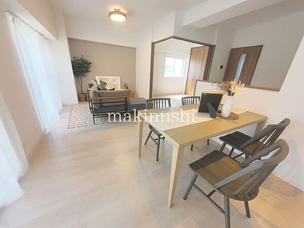 LDK　約13.5帖2026年4月室内リフォーム済み。水回り設備の交換や内装を一新し、即入居可能です。開放感のあるリビングで、ご家族がゆったりとくつろげる快適な住空間となっています。