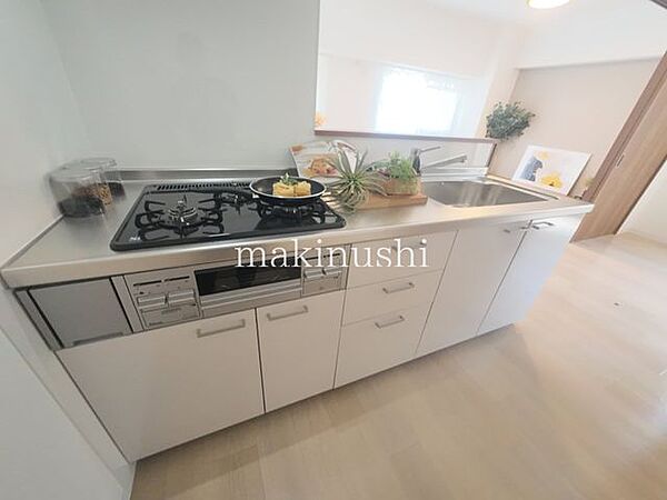 キッチンお手入れしやすいシステムキッチンを採用。収納力も豊富で、調理器具や食器類をすっきり整理できます。使いやすさと機能性を兼ね備えた、毎日の料理が快適になるキッチンスペースです。