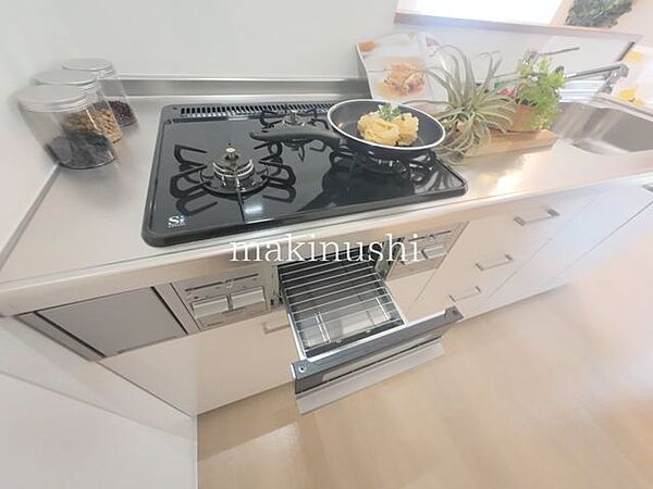 キッチン三口コンロを備え、煮込み料理や炒め物など複数の調理を同時に進められます。忙しい毎日の料理時間を効率化し、手早く美味しい食事を準備できる便利な設備です。