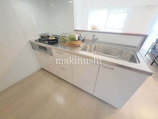 キッチンシステムキッチンを新調しました。使い勝手の良いレイアウトで、毎日のお料理も快適。収納力も備えており、キッチンまわりをすっきりと保てる機能的な空間です。