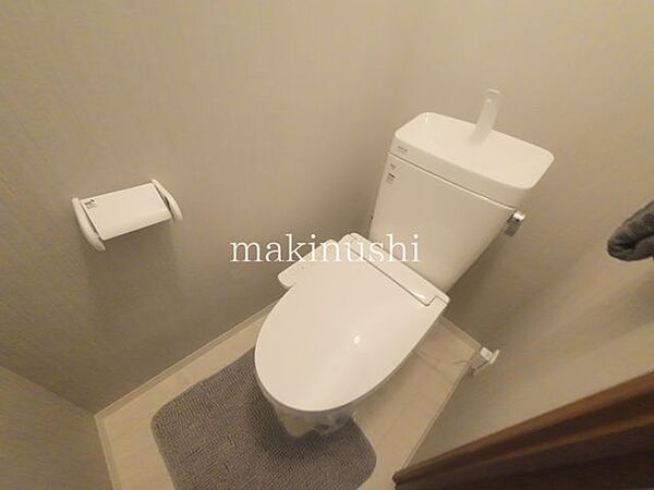 トイレトイレを新調し、清潔感のある快適な空間へ生まれ変わりました。毎日気持ちよくお使いいただける仕様で、リフォーム済みならではのきれいな住まいを実感いただけます。