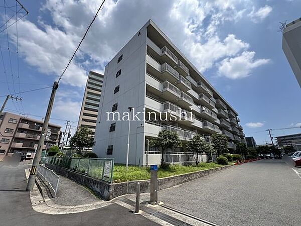 外観カルム堺は、南海本線「七道」駅徒歩約2分の便利な立地にあるマンションです。周辺には商業施設や生活施設が充実し、通勤・通学や毎日のお買い物にも便利な暮らしやすい環境です。