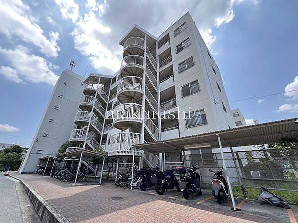 共有部分屋根付きの自転車置場を完備しています。雨の日でも大切な自転車を守ることができ、毎日の通勤や通学、お買い物で自転車を利用される方にも便利で安心な設備です。