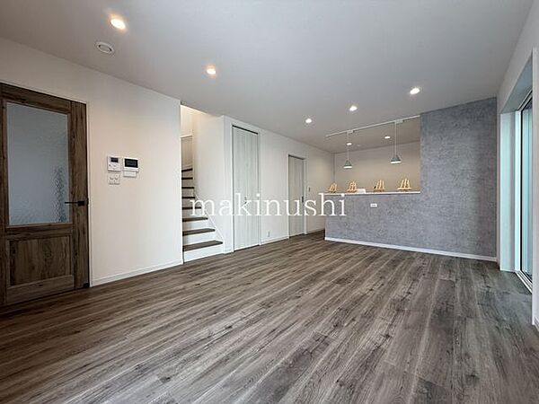 LDK　約15.0帖リビング階段を採用し、家族が自然に顔を合わせられる温かな住空間を実現。上下階のつながりを感じながら、コミュニケーションが生まれる、開放感あふれるリビングを演出します。