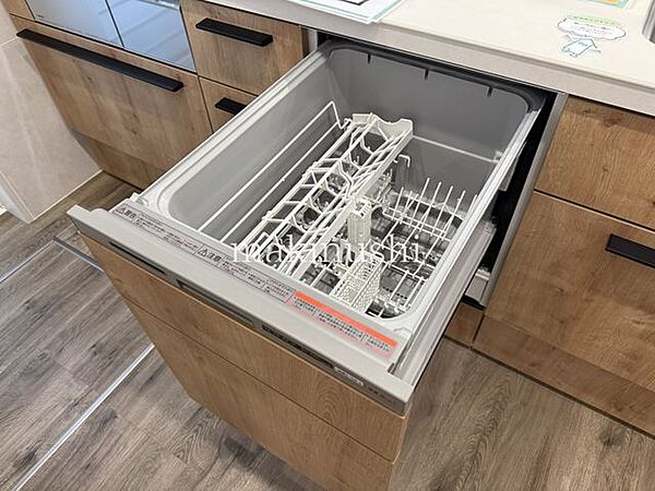 キッチン食器洗い乾燥機付きのキッチンで、毎日の後片付けもスムーズに。家事の負担を軽減できるため、余った時間は家族との団らんや趣味など、ゆとりある暮らしの時間として有効に活用できます。