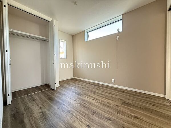 子供部屋　約5.5帖フローリングのお部屋は、明るく清潔感のある快適な空間を演出します。家具やインテリアとの相性も良く、好みに合わせたコーディネートを楽しめる、暮らしやすくお手入れもしやすいお部屋。