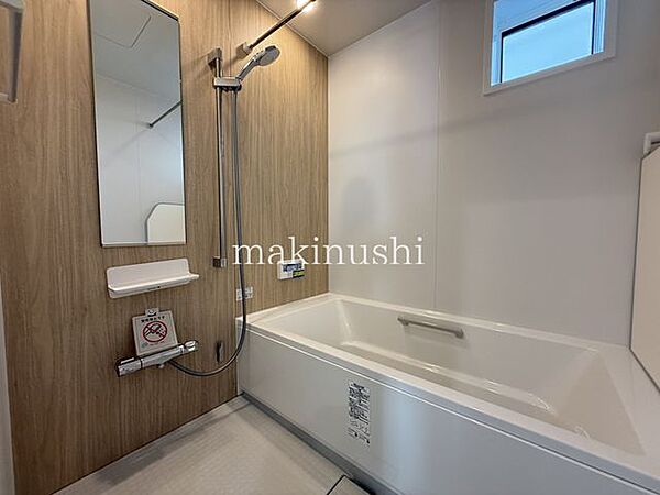 浴室木目調のユニットバスで、自然の温もりを感じる癒やしのバスルームに。落ち着いた色合いと柔らかな照明が心地よい空間を演出し、毎日の入浴時間をリラックスできるひとときへと変えます。