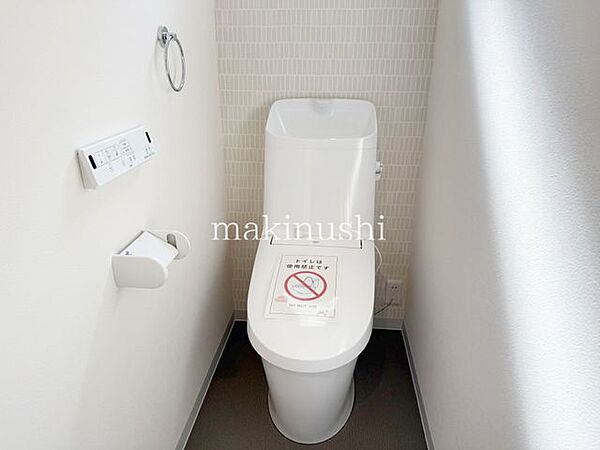 トイレ快適な温水洗浄便座付きのトイレを採用。清潔感のある空間で、毎日気持ちよくご利用いただけます。使うたびに嬉しくなる、快適で心地よいトイレ環境を整えています。