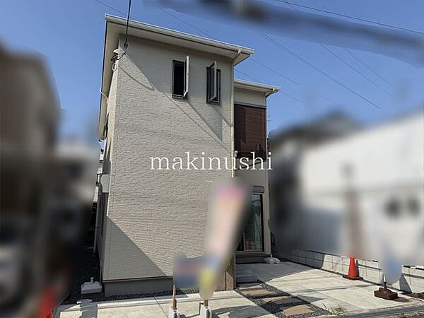 前面道路含む外観前面道路は幅員約5.9ｍの公道で、車の出入りもしやすく安心です。南西向きのため日当たりも期待でき、明るく心地よい住空間を実現。快適な暮らしをサポートする魅力的な立地です。