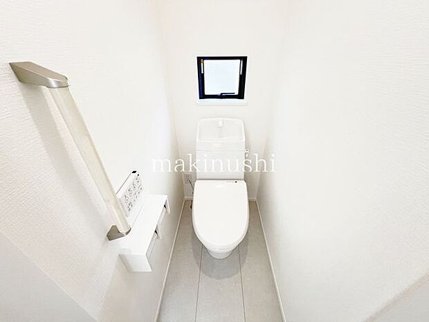 ・快適な温水洗浄便座付きのトイレです。毎日使うトイレが綺麗だと嬉しいですね。